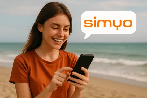 Chica joven disfruta de su cobertura simyo en la playa.