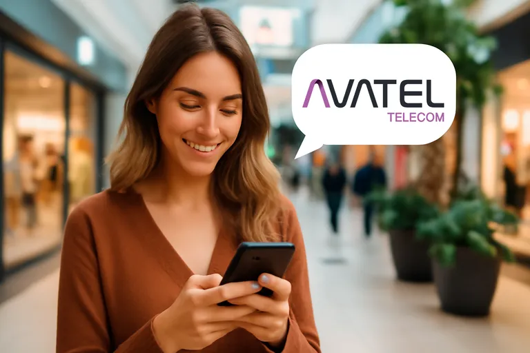 Mujer disfruta de su cobertura Avatel.